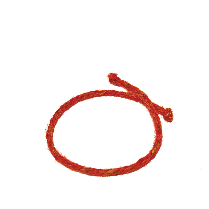 Крапивная нить на запястье красная, ручного прядения, в три сложения 50%